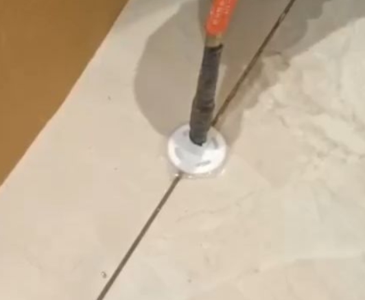 珠晖瓷砖空鼓维修公司专业解答瓷砖在铺贴过程中，如果没有涂抹均匀到位的粘结材料（如水泥砂浆或瓷砖胶），可能会导致以下问题