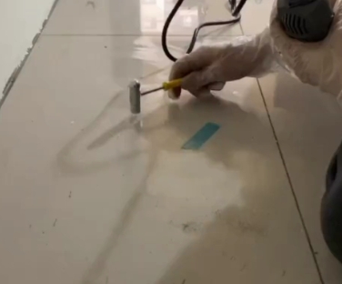 珠晖瓷砖开裂维修公司专业分享瓷砖在铺贴前如果没有沥干水分，将会导致以下问题